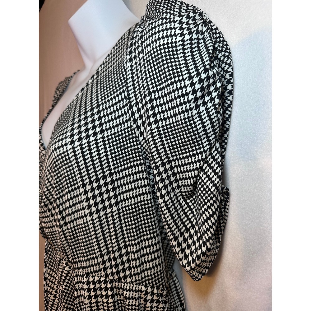Torrid Plus Size Black White Plaid Fit Flare Dress V Neck Short Sleeve - Picture 5 of 10